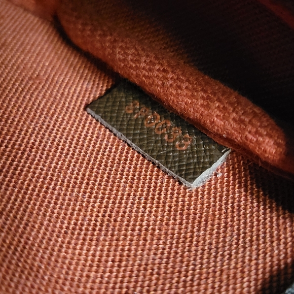 Louis Vuitton Bucket Pochette in Damier Ebene - Picture 4 of 12